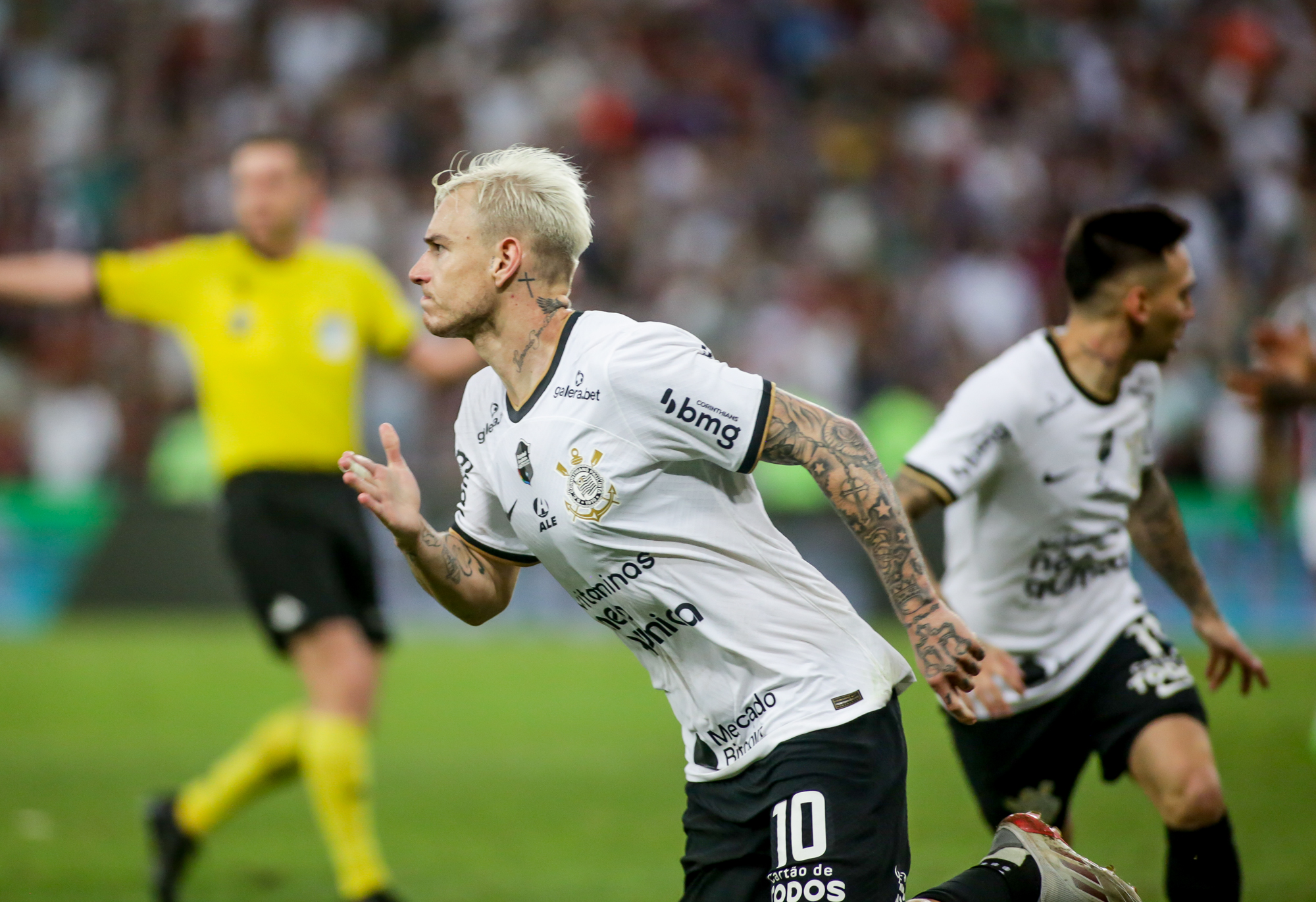 Corinthians sai atrás após gol-relâmpago e busca empate com a