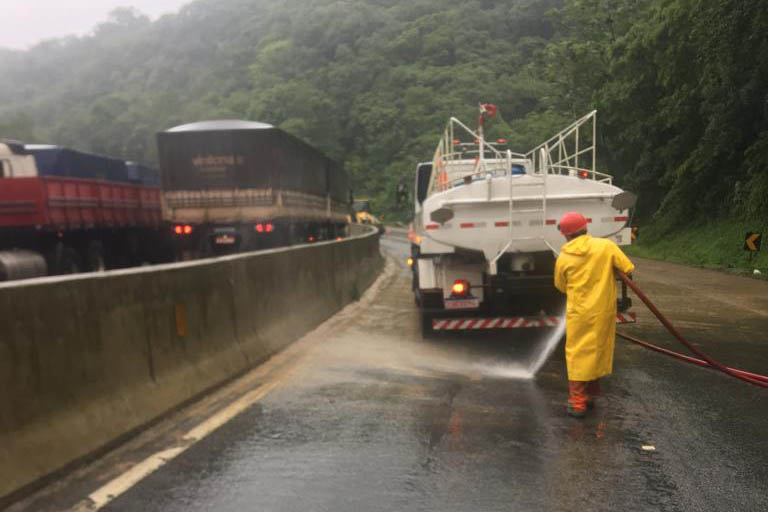 BR-277 foi liberada parcialmente na tarde desta quarta-feira